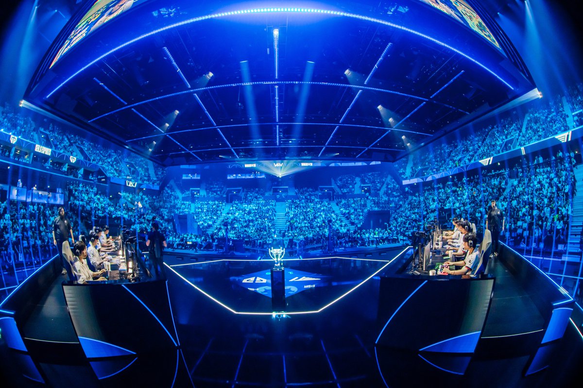 lolesports's tweet photo. Merci, Paris ♥🇫🇷

#Worlds2024 https://t.co/TyMsz818yt