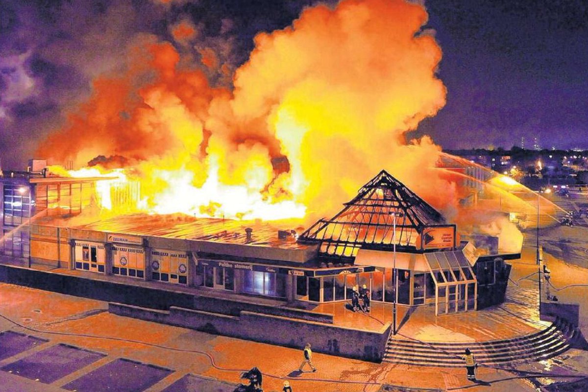 Grote brand in winkelcentrum Stein, evacuaties noodzakelijk