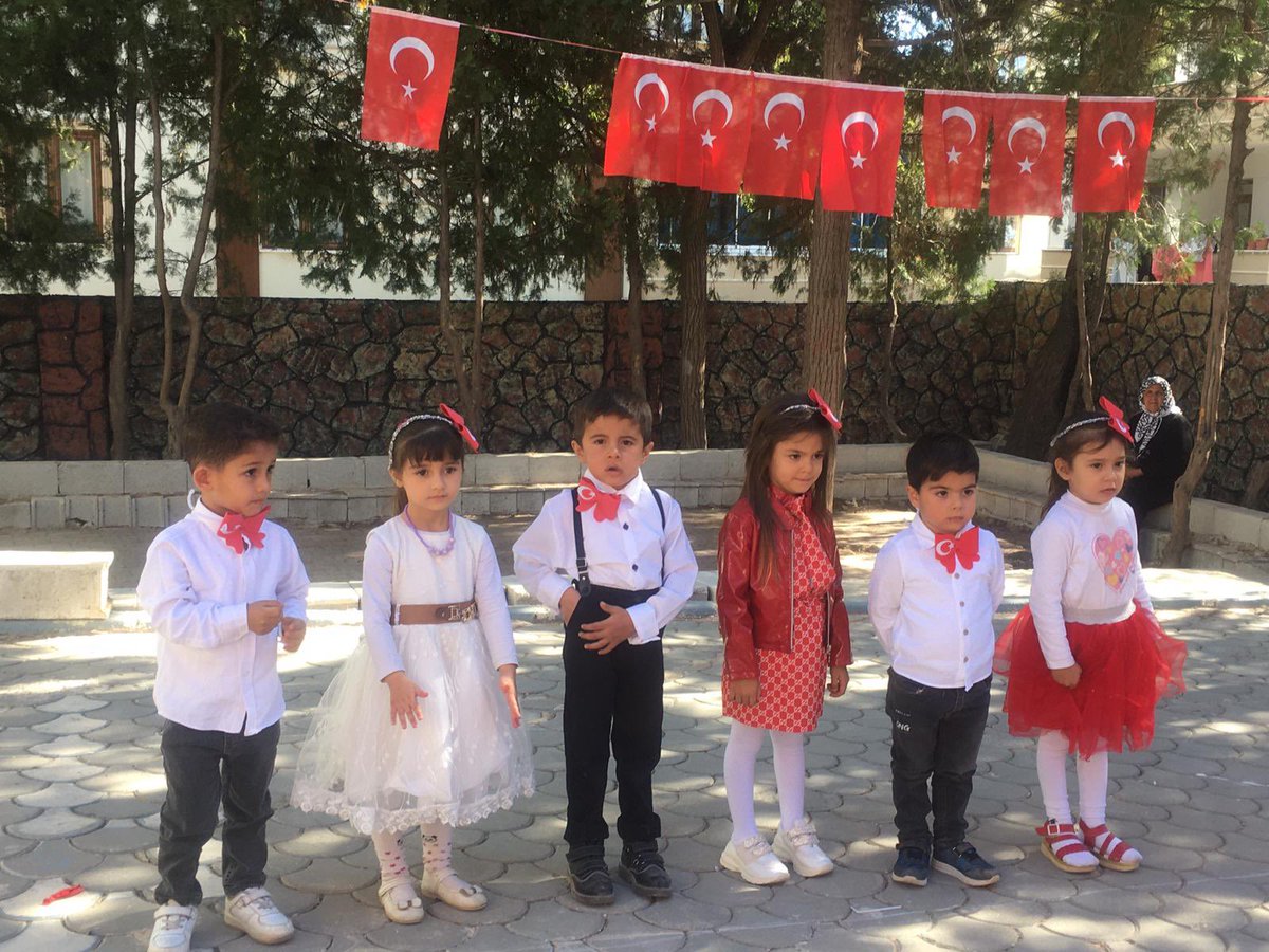 TalipAyse's tweet photo. Cumhuriyet Bayramı kutlamalarımız.🇹🇷🇹🇷

Ey yükselen yeni nesil! İstikbal sizindir. Cumhuriyeti biz kurduk, onu yükseltecek ve sürdürecek sizsiniz."
Mustafa Kemal ATATÜRK https://t.co/BsKMdfw5yW