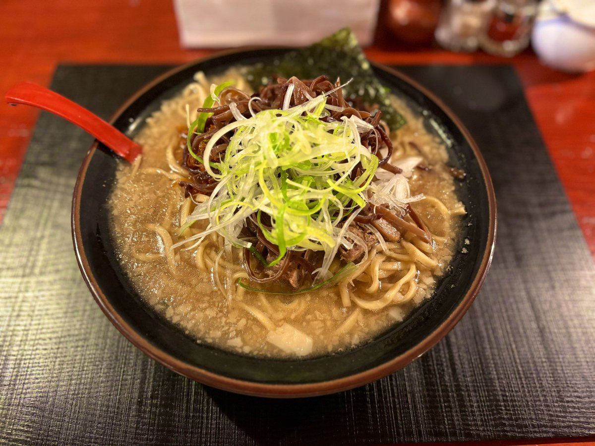sinn_58's tweet photo. 未体験の味を求めて天神矢。
スエヨシトシマサ
気持ち、キクラゲ

予想通り濃厚なスープに食感のよいキクラゲが相性抜群。
お肉は旨味と辛味の両方が堪能できて、合間にスープを挟めば贅沢な無限ループの完成。
食べ始めから食べ終わりまでの味わいを楽しめるのが天神矢さんらしくて納得の一杯でした。 https://t.co/Sm2bQdQV8k