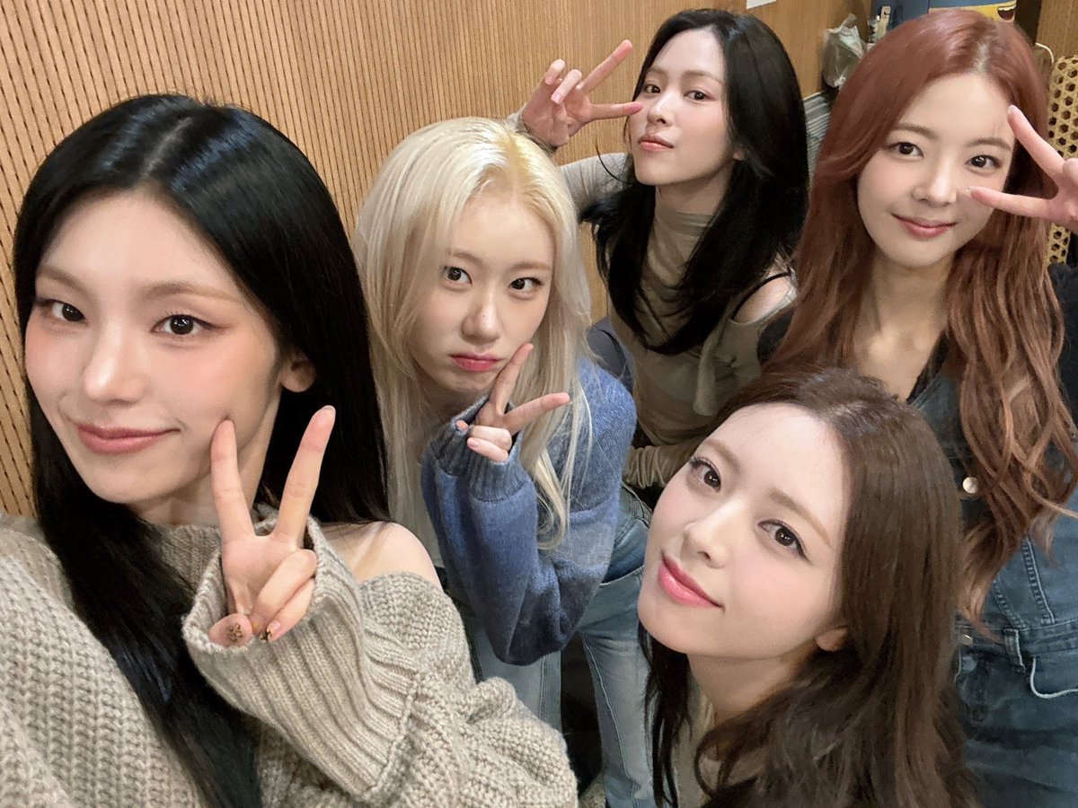 ITZYofficial's tweet photo. [ #두시탈출컬투쇼 ]
있지와 함께하는 오후는 Oh so magical ✨  

#ITZY #MIDZY @ITZYofficial
#ITZY_GOLD
#ITZY_ImaginaryFriend https://t.co/H07uN4fvwW