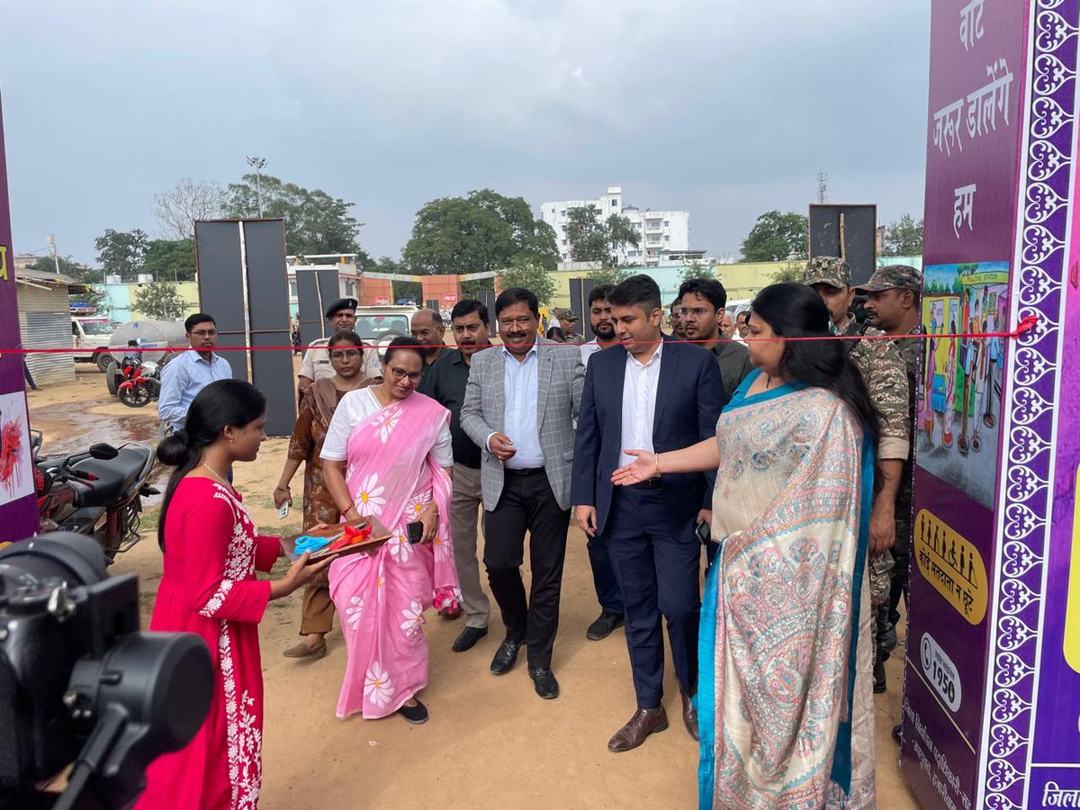 हजारीबाग में आर्ट 81 कार्यक्रम का उद्घाटन करते हुए भारत निर्वाचन आयोग के सहायक निदेशक अपूर्व कुमार सिंह, जिला निर्वाचन पदाधिकारी नैंसी सहाय और संयुक्त मुख्य निर्वाचन पदाधिकारी सुबोध कुमार। 
<a href="/ECISVEEP/">Election Commission of India</a> <a href="/SpokespersonECI/">Spokesperson ECI</a> 
<a href="/airnews_ranchi/">आकाशवाणी समाचार, राँची | Akashvani News, Ranchi</a> @rnuddkranchi <a href="/DC_Hazaribag/">DC Hazaribag</a> <a href="/DEO_hazaribagh/">District Election Officer, Hazaribagh</a>