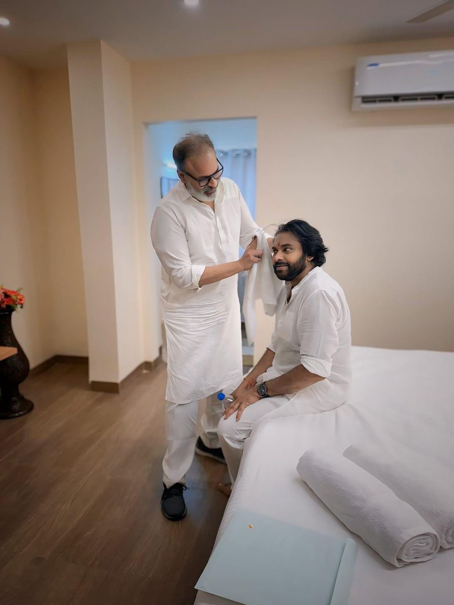 JanaSenaParty's tweet photo. చిన్నన్నయ్య శ్రీ @NagaBabuOffl గారికి హృదయపూర్వకజన్మదిన శుభాకాంక్షలు - JanaSena Chief Shri @PawanKalyan

#HappyBirthdayNagababuGaru
#HBDNAGABABU https://t.co/ms8tXkvHiz