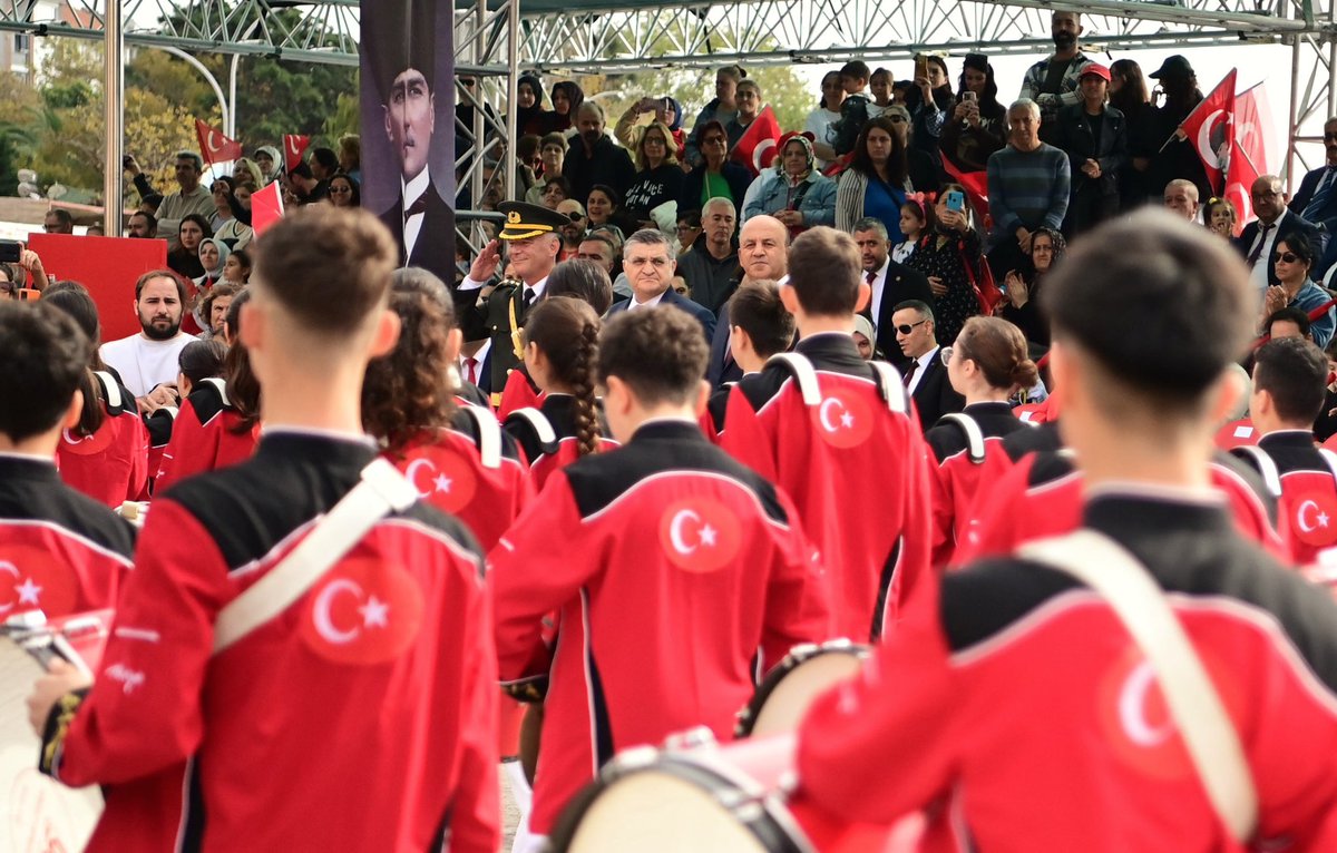 TCSinopValiligi's tweet photo. Aziz Milletimizin Ölümsüz Eseri, #YaşasınTürkiye Cumhuriyeti🇹🇷
🇹🇷#29Ekim Cumhuriyet Bayramı;
📌Valimiz Dr. @mustafaozarslnn ve eşi Reva Beray Özarslan Hanımefendi, CHP Sinop Milletvekili Barış Karadeniz, İl Protokol Üyeleri ve eşleri, Kurum Müdürleri, genç sporcularımız, öğrencilerimiz, öğretmenlerimiz ve #Sinoplu hemşehrilerimizin yoğun katılımıyla;
📍İskele Meydanı Atatürk Anıtı önünde gerçekleştirilen tören ve etkinlikler ile Sinop'ta çoşkuyla ve gururla kutlandı.
Cumhuriyetimizi sonsuza kadar yaşatmaya ant içmiş Aziz Milletimizin ve tüm #Sinop'luların 29 Ekim Cumhuriyet Bayramı Kutlu Olsun.
#29EkimCumhuriyetBayramı🇹🇷
#Cumhuriyet101Yaşında🇹🇷