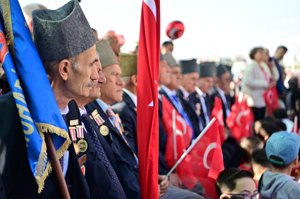 TCSinopValiligi's tweet photo. Aziz Milletimizin Ölümsüz Eseri, #YaşasınTürkiye Cumhuriyeti🇹🇷
🇹🇷#29Ekim Cumhuriyet Bayramı;
📌Valimiz Dr. @mustafaozarslnn ve eşi Reva Beray Özarslan Hanımefendi, CHP Sinop Milletvekili Barış Karadeniz, İl Protokol Üyeleri ve eşleri, Kurum Müdürleri, genç sporcularımız, öğrencilerimiz, öğretmenlerimiz ve #Sinoplu hemşehrilerimizin yoğun katılımıyla;
📍İskele Meydanı Atatürk Anıtı önünde gerçekleştirilen tören ve etkinlikler ile Sinop'ta çoşkuyla ve gururla kutlandı.
Cumhuriyetimizi sonsuza kadar yaşatmaya ant içmiş Aziz Milletimizin ve tüm #Sinop'luların 29 Ekim Cumhuriyet Bayramı Kutlu Olsun.
#29EkimCumhuriyetBayramı🇹🇷
#Cumhuriyet101Yaşında🇹🇷