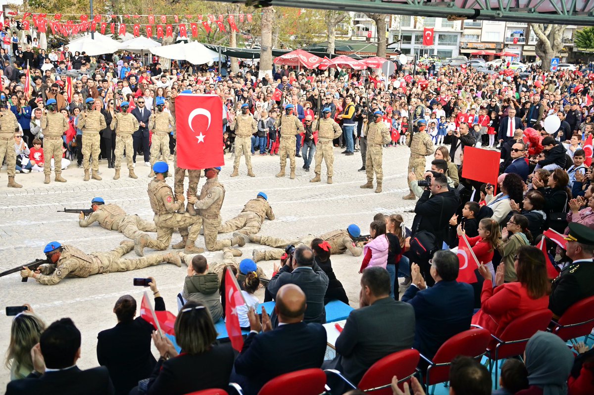 TCSinopValiligi's tweet photo. Aziz Milletimizin Ölümsüz Eseri, #YaşasınTürkiye Cumhuriyeti🇹🇷
🇹🇷#29Ekim Cumhuriyet Bayramı;
📌Valimiz Dr. @mustafaozarslnn ve eşi Reva Beray Özarslan Hanımefendi, CHP Sinop Milletvekili Barış Karadeniz, İl Protokol Üyeleri ve eşleri, Kurum Müdürleri, genç sporcularımız, öğrencilerimiz, öğretmenlerimiz ve #Sinoplu hemşehrilerimizin yoğun katılımıyla;
📍İskele Meydanı Atatürk Anıtı önünde gerçekleştirilen tören ve etkinlikler ile Sinop'ta çoşkuyla ve gururla kutlandı.
Cumhuriyetimizi sonsuza kadar yaşatmaya ant içmiş Aziz Milletimizin ve tüm #Sinop'luların 29 Ekim Cumhuriyet Bayramı Kutlu Olsun.
#29EkimCumhuriyetBayramı🇹🇷
#Cumhuriyet101Yaşında🇹🇷