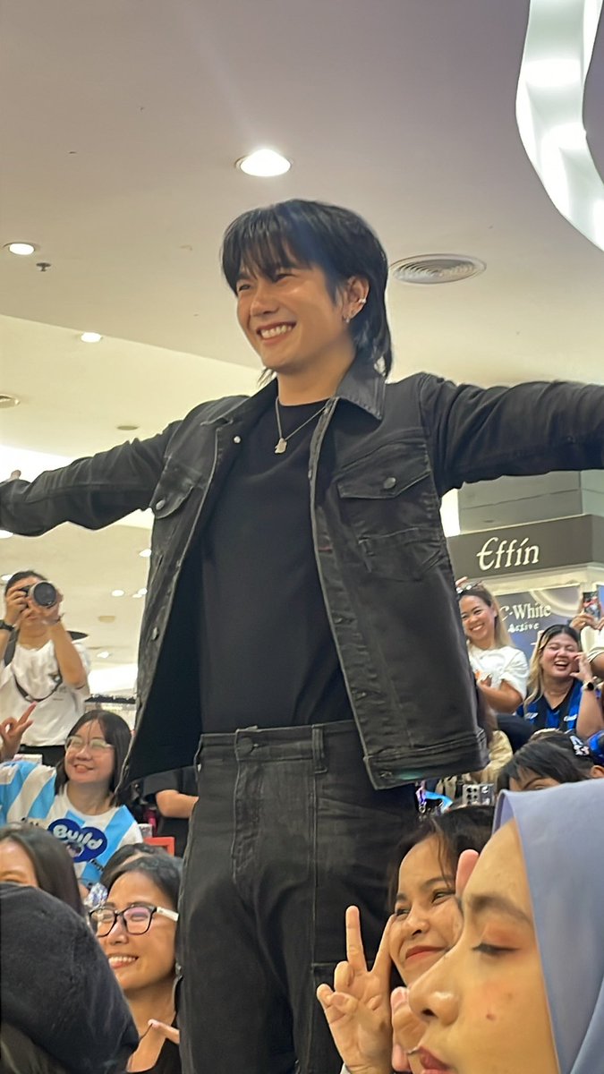 เขาน่ารัก น่ารักมากกกก🥰 
แต่เขาเป็นพี่จักร🤭🔥

PhiJak So Hot 🔥

#LuveAllofBuild