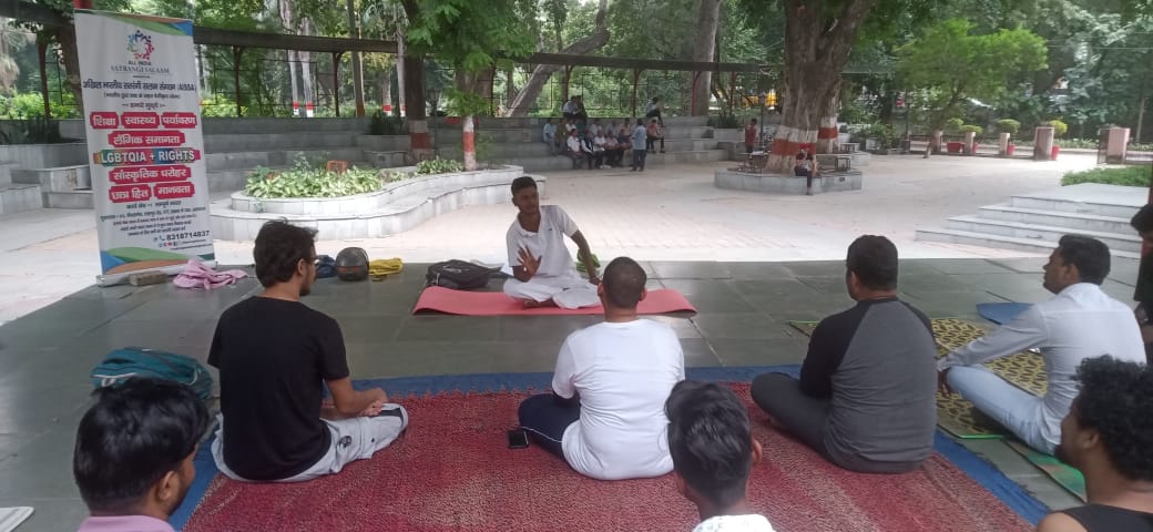 SatrangiSalamSS's tweet image. दिनांक 27 अक्टूबर रविवार को अखिल भारतीय सतरंगी सलाम संगठन के द्वारा कंपनी गार्डन, प्रयागराज में Yoga : Blissful Beginnings नामक आयुष इवेंट का आयोजन किया गया ।
सभी को योगा के महत्व के विषय में बताया गया और विभिन्न प्रकार के योगासन व अभ्यास करवाए गए ।