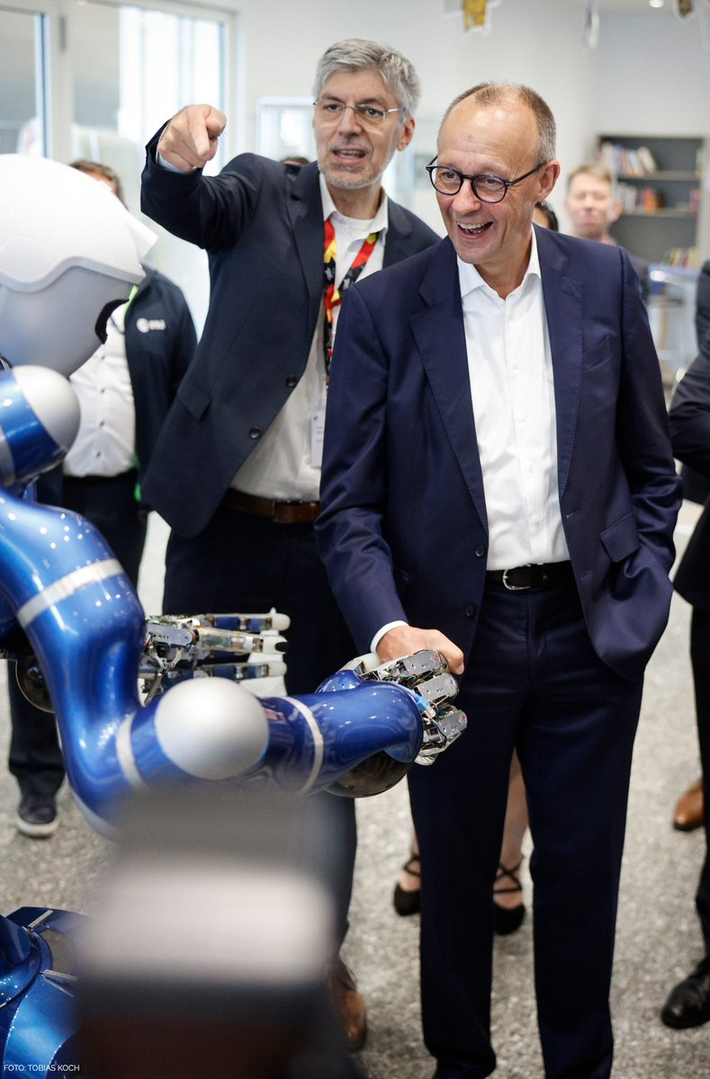 „Der Weltraum ist ein „Chancenraum“ &amp; kann als Impulsgeber für die #Wirtschaft und die internationale Kooperation wirken. Das setzt aber auch voraus, dass ein Weltraumgesetz den technologischen Fortschritt nicht lähmt, sondern fördert“, unterstreicht <a href="/_FriedrichMerz/">Friedrich Merz</a>.