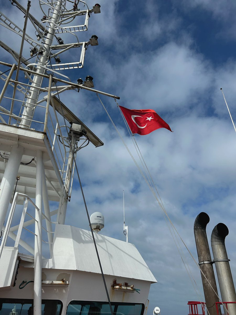 sana rehberlik eden ne cindir ne melektir
o bir insan-ı kamil mücella bir dilektir 
ondan bize ebedi sürecek bir haz kaldı