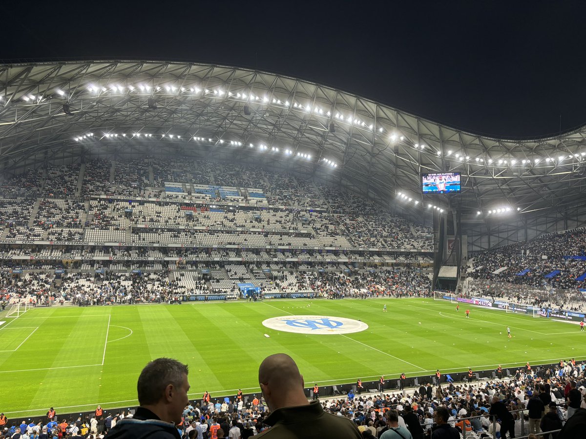 cernuuchi's tweet photo. Au top 🤝 merci à @Kaluchos 

 @biloEntraide #TeamOM #OMPSG https://t.co/zddV3d7lKO
