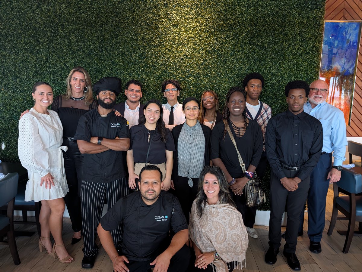 snowscholarship's tweet image. 🍽️Dining Etiquette! A huge thank you to Danielle Rosse, Kali Williams, Chef Duvan Marin, Chef Kevaris Wesby, and the incredible team at @Oceans234 for hosting our #SnowScholars! Scholars learned professional dining skills for networking and dining with future employers!