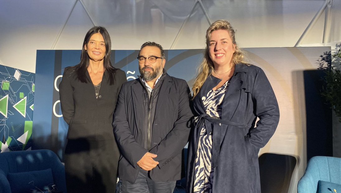 WeAreKairos_'s tweet photo. Ayer, nuestra Head de Data&amp;IA, Inés Huertas, participó en el 10º aniversario de @FundUnicaja  junto a Juan Zafra y Silvia Leal. 🚀

Un diálogo muy interesante sobre cómo la #innovación y la #IA están moldeando el futuro y el rol de las empresas en esta transformación. 🔄 https://t.co/3zrf0fY3hZ