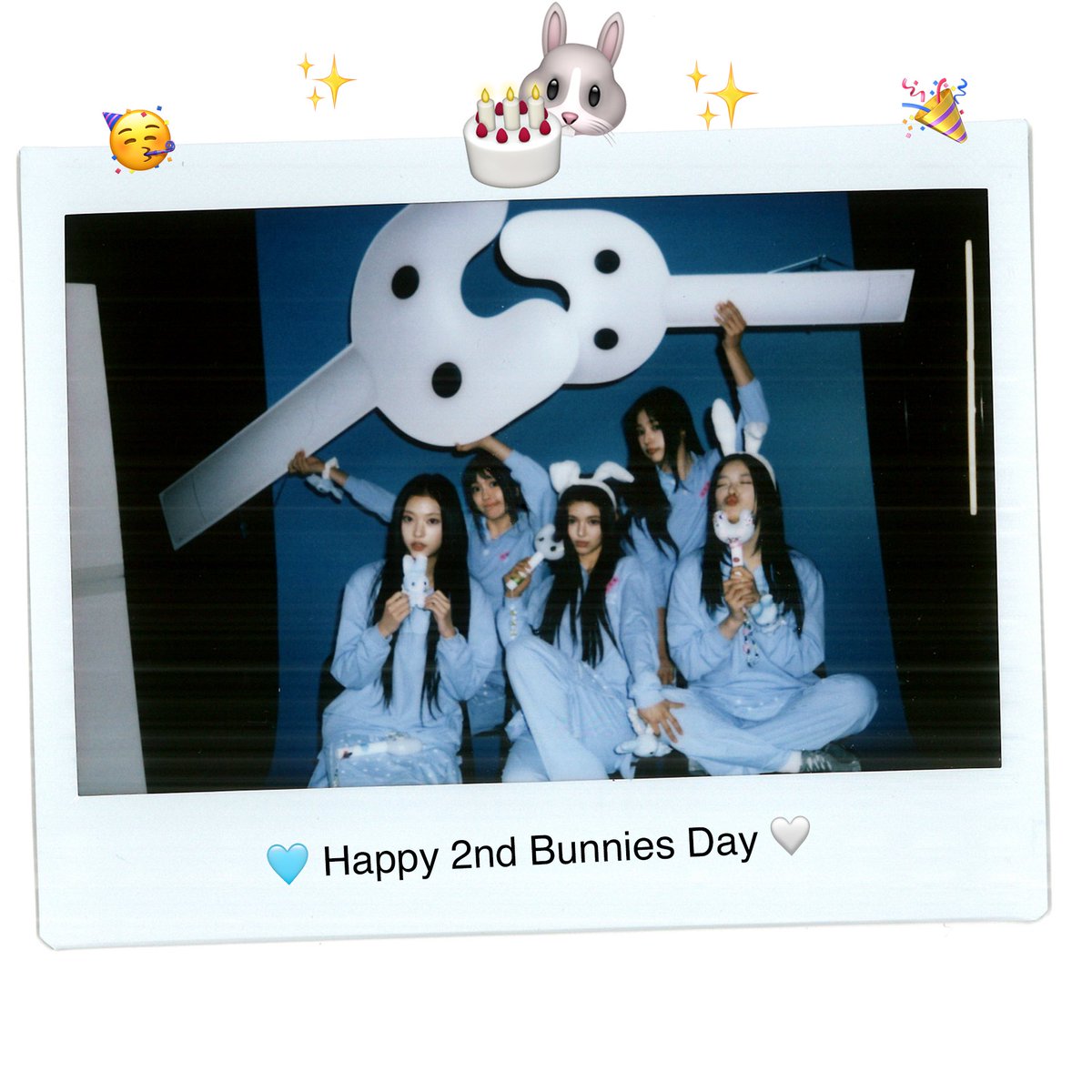 NewJeans_ADOR's tweet photo. HAPPY BUNNIES DAY 🥕 

LOVE THE BUNNIES!! 🥕🐰🎂 

#HappyBunniesDay 
#Bunnies #버니즈
#NewJeans #뉴진스 https://t.co/zsQTUj2MsI