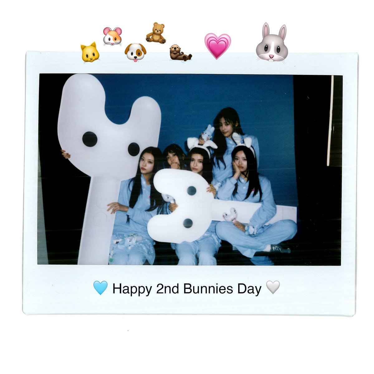 NewJeans_ADOR's tweet photo. HAPPY BUNNIES DAY 🥕 

LOVE THE BUNNIES!! 🥕🐰🎂 

#HappyBunniesDay 
#Bunnies #버니즈
#NewJeans #뉴진스 https://t.co/zsQTUj2MsI