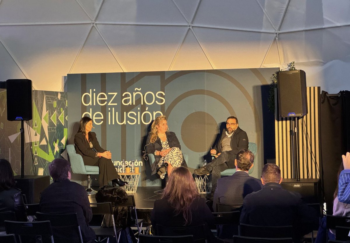 WeAreKairos_'s tweet photo. Ayer, nuestra Head de Data&amp;IA, Inés Huertas, participó en el 10º aniversario de @FundUnicaja  junto a Juan Zafra y Silvia Leal. 🚀

Un diálogo muy interesante sobre cómo la #innovación y la #IA están moldeando el futuro y el rol de las empresas en esta transformación. 🔄 https://t.co/3zrf0fY3hZ