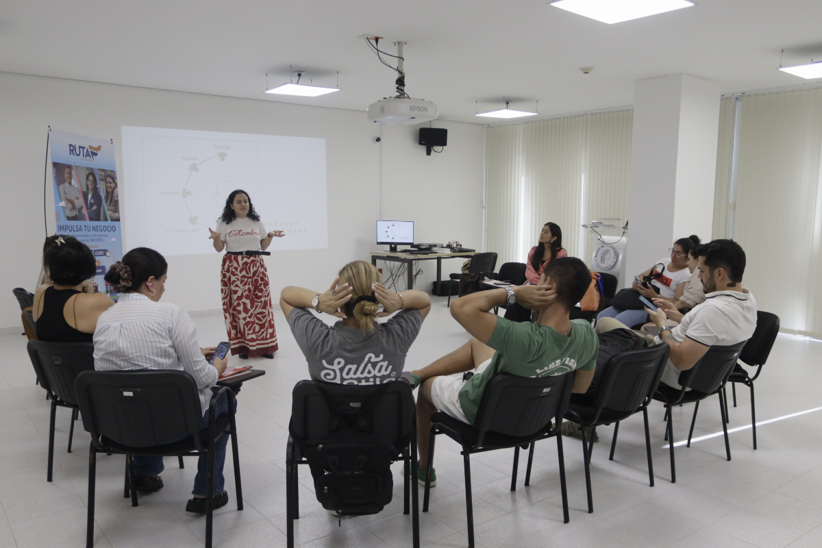 CCBucaramanga's tweet photo. Empresarios #RutaF 🚀 de la Comunidad Empresarial de Industrias Creativas y Culturales🎨🎭 de la #CCB lograron capturar retratos📸 llenos de historia y profundidad artística⭐. En este taller vivieron una experiencia que perfeccionó sus habilidades con cámara y celular 📲 teniendo en cuenta la iluminación y cada ángulo📐, creando imágenes que hablan por sí solas. 🗣️
✨¡Gracias a todos los que participaron y se animaron a explorar su creatividad!✨