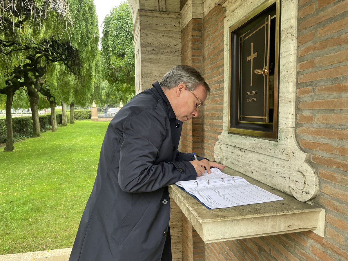 British Ambassador to Italy <a href="/EdLlewellynFCDO/">Ed Llewellyn</a> vising Bologna War Cemetery this week.