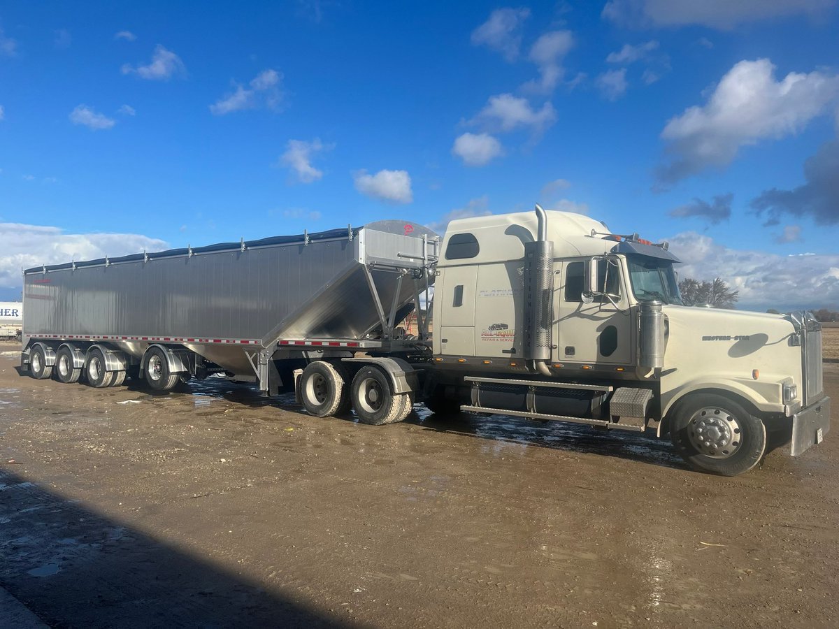 MfgTrailer's tweet image. Our quad axle in numbers:
Truck/trailer: 15920kg (7370kg trailer)
Legal gross: 57400kg
Net: 41480kg payload. 
Spec truck with heavy front end and that number goes to 43830kg net, with room to spare. #HaulMore #BuiltBetter #OneToughTrailer #Payload #QuadAxle #HopperBottom #SPiF