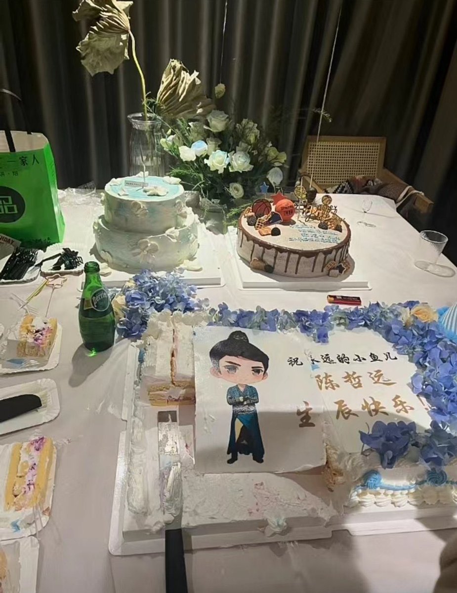czy1029scorpio's tweet photo. Zheyuan said that his colleagues from the Handsome Siblings crew gave him a big Xiao Yuer cake last night [ Fated Hearts crew made BD party for him last night] 

Random Tour family wished for him in gp chat and Cheng Lei wished 12AM sharp 💙

#28nfinityWithZheyuan
#ChenZheyuan https://t.co/PbE0ZZg9TI