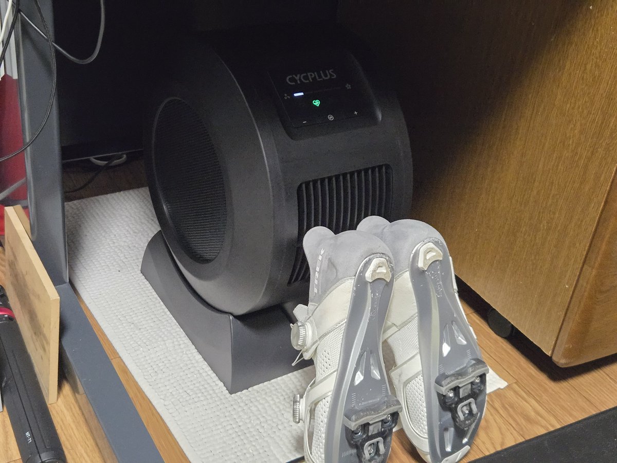 ずいずい。1分パワー更新ならず。
CYCPLUS F1スマートファンのお陰で水たまりができなくなったし、タオルも1枚で済むようになった。
ワークアウト後はシューズを乾かすのにも使える。
#zwift