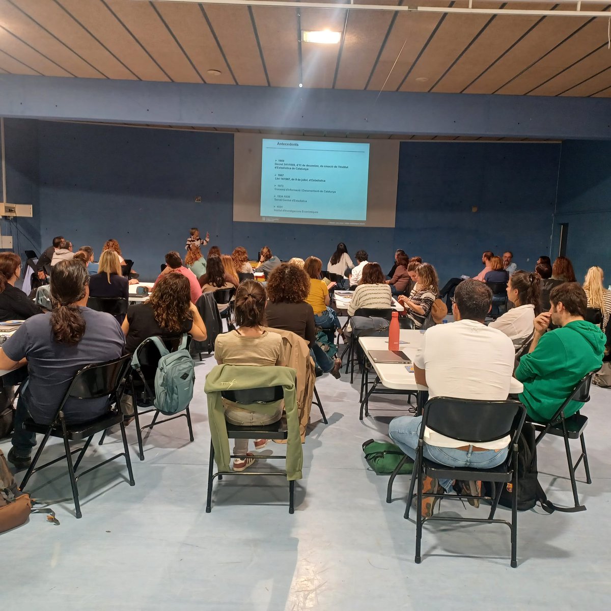 Lourdes Alonso, coordinadora dels serveis de difusió, presenta la sessió taller 'Idescat i com cercar i utilitzar estadístiques oficials' a tot l’equip docent de l’<a href="/INS_Campeny/">INS DAMIÀ CAMPENY</a> de Mataró
➡️ idescat.cat/serveis/educac…
#educació #estadística #centresensenyament