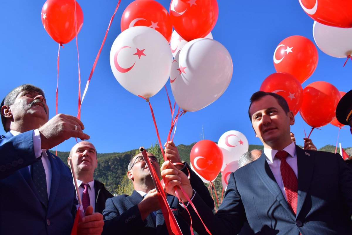 akpartitorul's tweet photo. 29 Ekim Cumhuriyet Bayramı etkinlikleri kapsamında bugün ilçemizde tarihi köprü üzerinde gerçekleşen balon uçurtma etkinliğine ve Fatih Anaokulu önünde gerçekleşen TürkiyeYüzyılıCumhuriyeti resim sergisi açılışına İlçe Başkanımız ve İlçe Kaymakamımız katıldı. https://t.co/J8GoxKrzyI
