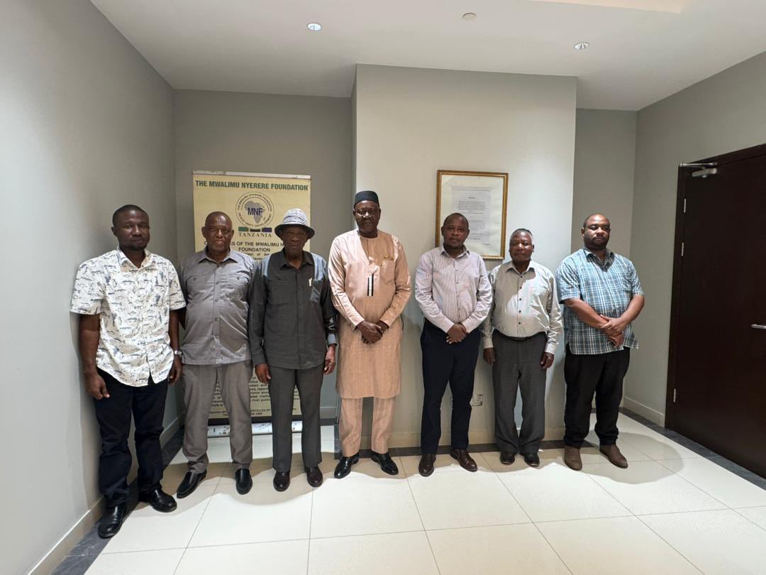 Mwenyekiti wa Bodi ya Taasisi ya Mwalimu Nyerere, Mzee Joseph Butiku amefanya Mazungumzo na Balozi wa #Mali Mhe. Demba Sow katika kuimarisha  uhusiano wa kidiplomasia kati ya #Tanzania na Mali yaliyoasisiwa  na Mwalimu Julius Nyerere na Komredi Modibo Keita.