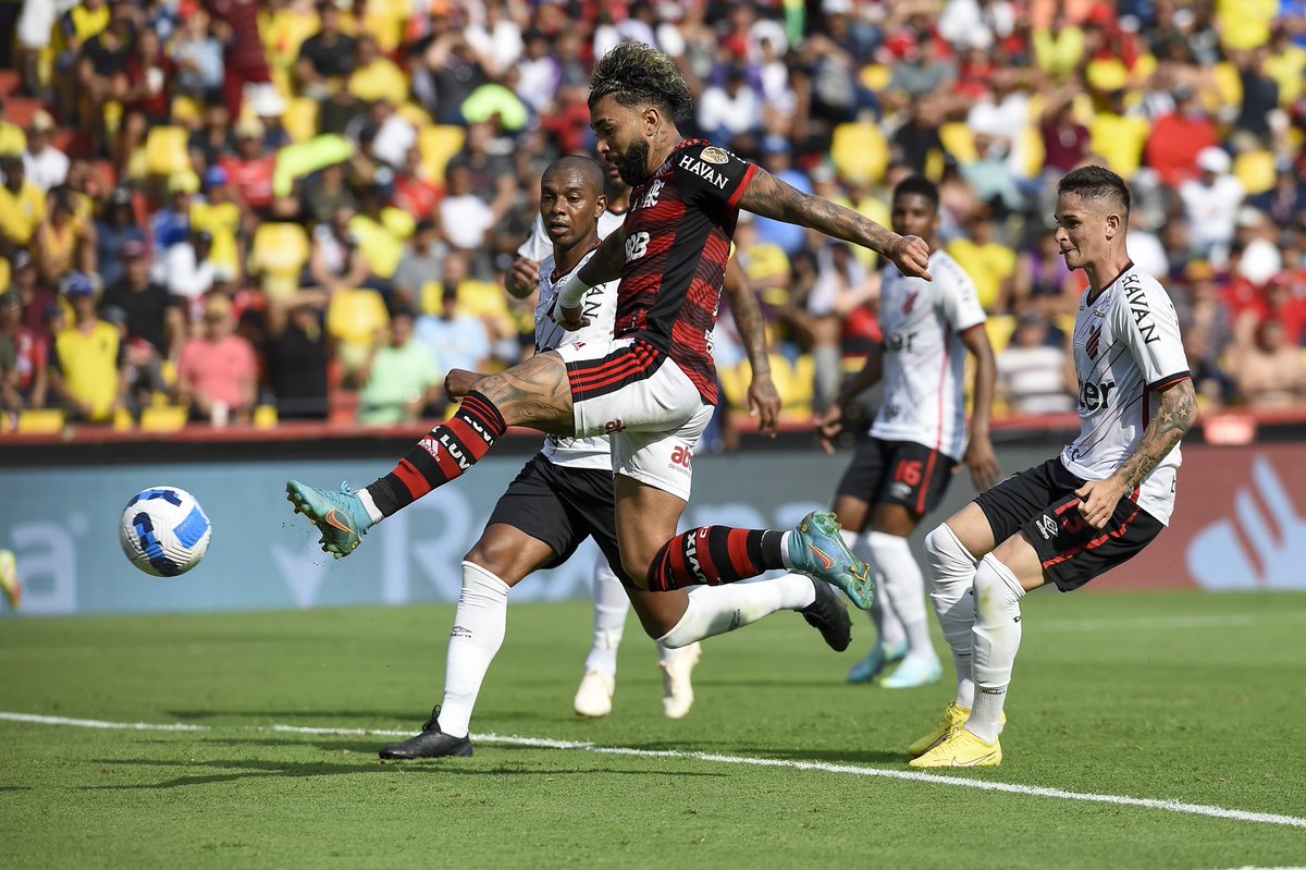 Flamengo's tweet photo. Há dois anos, a libertação ❤️🖤

A melhor forma de se recuperar de uma ferida: vencendo. A melhor campanha de todos os tempos da CONMEBOL Libertadores foi coroada em Guayaquil, em 29 de outubro de 2022, novamente pelo pé esquerdo de Gabi. Um time que jogou por música e levantou as copas. Três vezes #M3NGO, pra chegar ao patamar mais alto que o Brasil tem na competição! 🏆🏆🏆

#CRF

📸 Marcelo Cortes e Gilvan de Souza / CRF