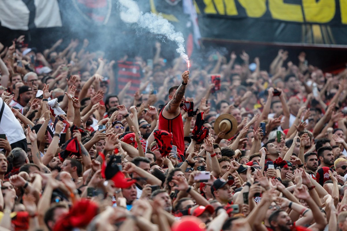 Flamengo's tweet photo. Há dois anos, a libertação ❤️🖤

A melhor forma de se recuperar de uma ferida: vencendo. A melhor campanha de todos os tempos da CONMEBOL Libertadores foi coroada em Guayaquil, em 29 de outubro de 2022, novamente pelo pé esquerdo de Gabi. Um time que jogou por música e levantou as copas. Três vezes #M3NGO, pra chegar ao patamar mais alto que o Brasil tem na competição! 🏆🏆🏆

#CRF

📸 Marcelo Cortes e Gilvan de Souza / CRF