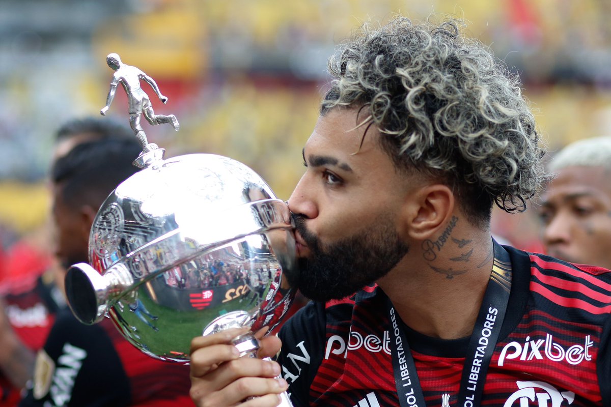 Flamengo's tweet photo. Há dois anos, a libertação ❤️🖤

A melhor forma de se recuperar de uma ferida: vencendo. A melhor campanha de todos os tempos da CONMEBOL Libertadores foi coroada em Guayaquil, em 29 de outubro de 2022, novamente pelo pé esquerdo de Gabi. Um time que jogou por música e levantou as copas. Três vezes #M3NGO, pra chegar ao patamar mais alto que o Brasil tem na competição! 🏆🏆🏆

#CRF

📸 Marcelo Cortes e Gilvan de Souza / CRF