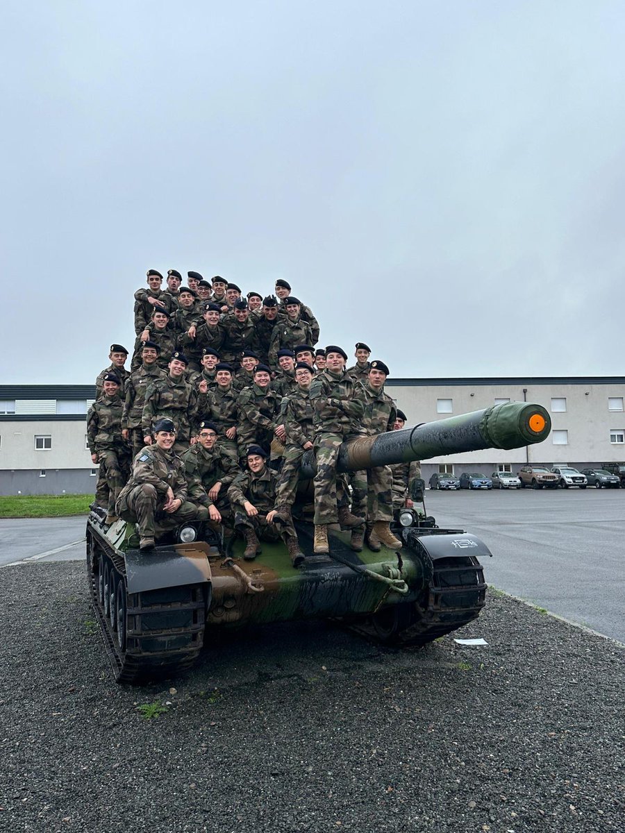 2edragons's tweet photo. #ArméesNation : dans le cadre du @snujemengage, le 2e RD a accueilli 30 stagiaires qui découvrent la défense : traditions, ordre serré, parcours d’obstacles, armement, actes du combattant, sport et bivouac, clôturé par la remise des insignes sur la place d’armes.

@armeedeterre https://t.co/eGvl3AnCY4