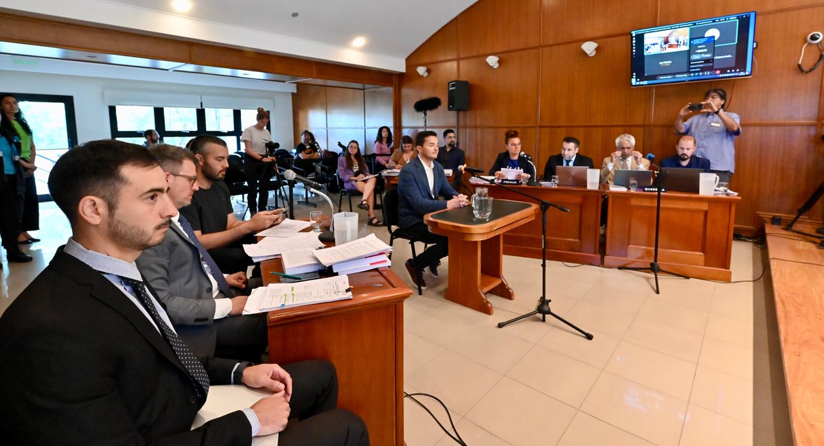 #Chubut #masacrepingüinos en la declaración de <a href="/PopiBorboroglu/">Popi Borboroglu</a> en el juicio afirma q se pasó una topadora al menos 15 veces por la colonia con pichones y huevos de pingüinos 
Foto <a href="/feldman_da/">Daniel Feldman</a> para <a href="/JornadaWeb/">Diario Jornada</a> @CadenaTiempo