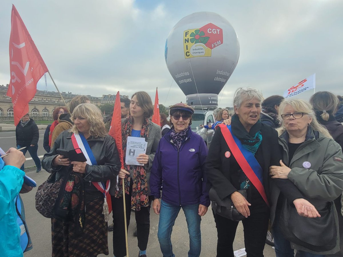 Pcf75015's tweet photo. Les communistes du 15e se joignent avec @PCF_Paris aux syndicalistes de @CgtSanteSocial pour la grève du 29 Octobre.

Contre le gouvernement qui met en danger de mort l'action sociale et la santé et pour que les moyens correspondent aux besoins, soyons mobilisé-e-s ! ✊ https://t.co/JKKr2rEx6n