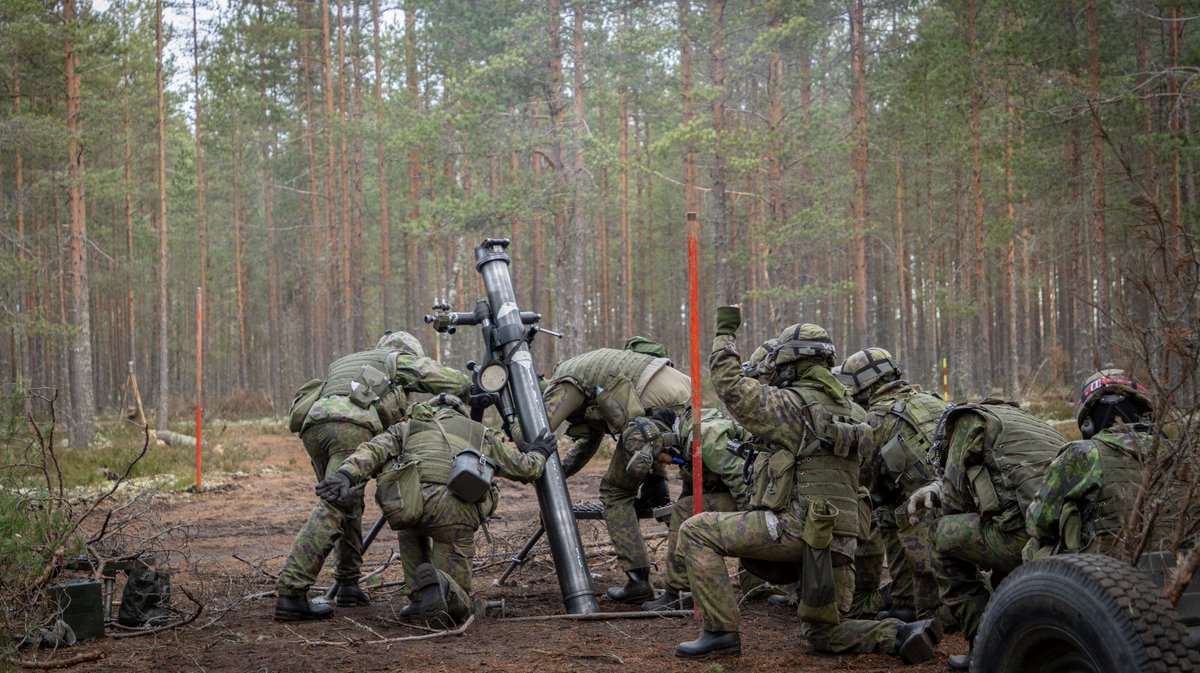 PorinPR's tweet photo. #SATTR osallistui kevyen patteriston ja Kranaatinheitinkomppanian osien sekä tulenjohtajien voimin @MaasotaK:n johtamaan Tykistökoulun ampumaharjoitukseen Niinisalossa.
Kuvissa #KRHK'n aliupseerioppilaat harjaantuvat aselajitaidoissa harjoituksen kovapanosammunnoissa.
#porpr https://t.co/I7Upjp0QXO