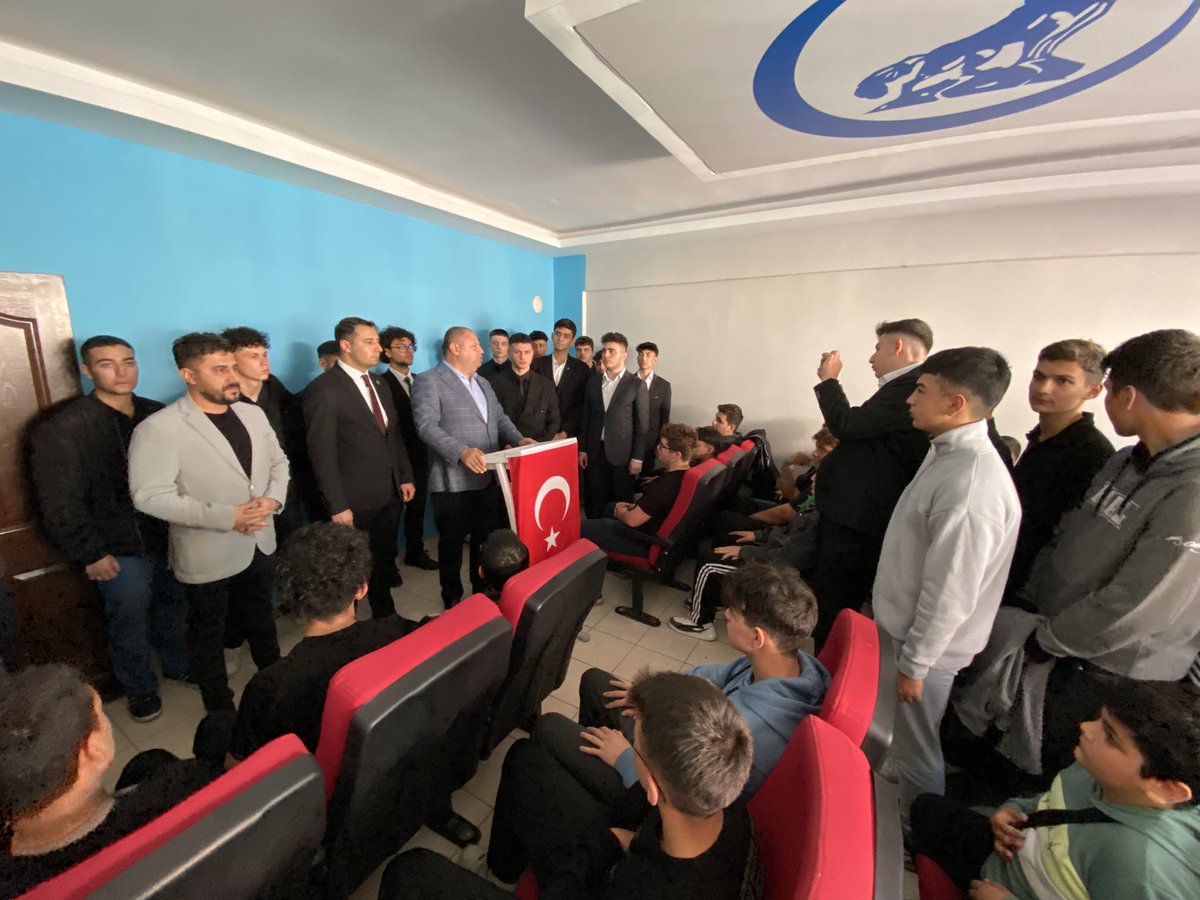 Avkthalilozturk's tweet photo. Kırıkkale Ülkü Ocakları Başkanı olarak atanan Mert ATASEVEN kardeşimize hayırlı olsun ziyaretinde bulunduk. Kutlu davamızın yılmaz neferleri olarak dün olduğu gibi her daim yanlarında ve destekçileri olduğumuzu bildirdik. 
#MHP #ülküocakları #kırıkkalem #kırıkkale #ülkücüyüz https://t.co/fZAKsRf4ZW