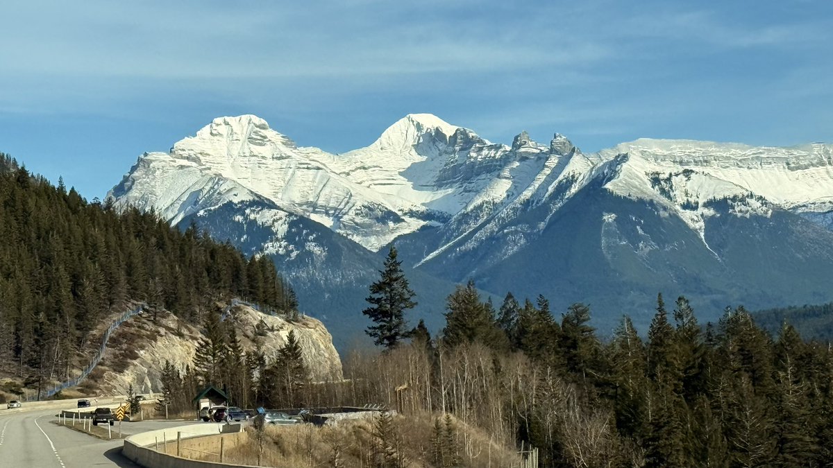 arrivalplans's tweet photo. Awesome weekend in Banff, it was short but the views (and fondue happy hour) made it worth it 😄 #travel https://t.co/AgUaKHkmMV