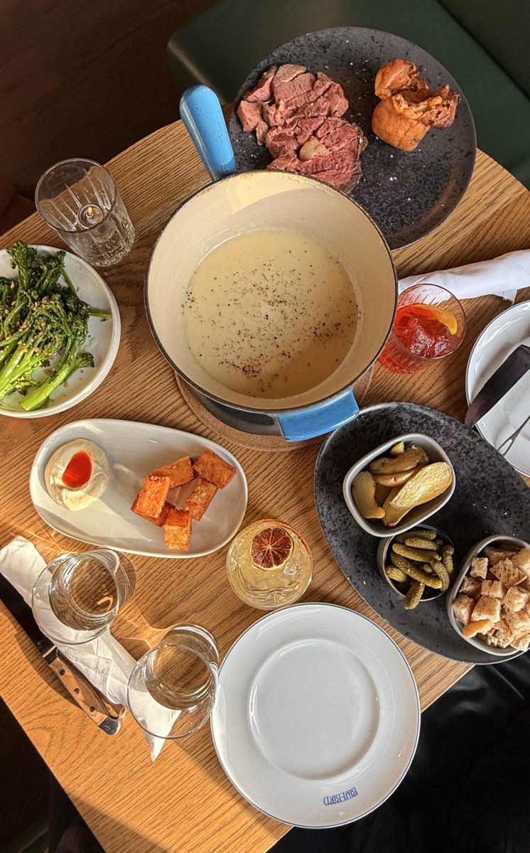 Awesome weekend in Banff, it was short but the views (and fondue happy hour) made it worth it 😄 #travel