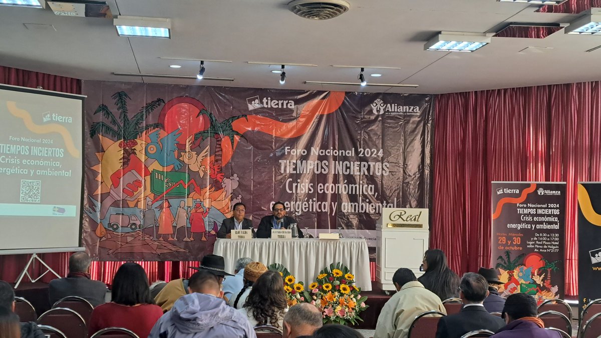 FundacionTIERRA's tweet photo. #Bolivia
Comienza el Foro Tiempos inciertos: crisis económica, energética y ambiental. Juan Pablo Chumacero, director de TIERRA, explica la importancia de debatir estos temas con la sociedad civil. https://t.co/ZUtuQoNTAS