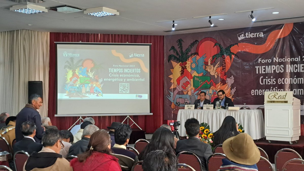 FundacionTIERRA's tweet photo. #Bolivia
Comienza el Foro Tiempos inciertos: crisis económica, energética y ambiental. Juan Pablo Chumacero, director de TIERRA, explica la importancia de debatir estos temas con la sociedad civil. https://t.co/ZUtuQoNTAS