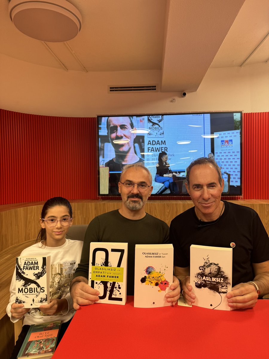balkurt's tweet photo. @AdamFawer ile güzel bir imza günü yeni kitabı @mobius için @DRdunyasi ndayız. https://t.co/x0ykcjN6u7
