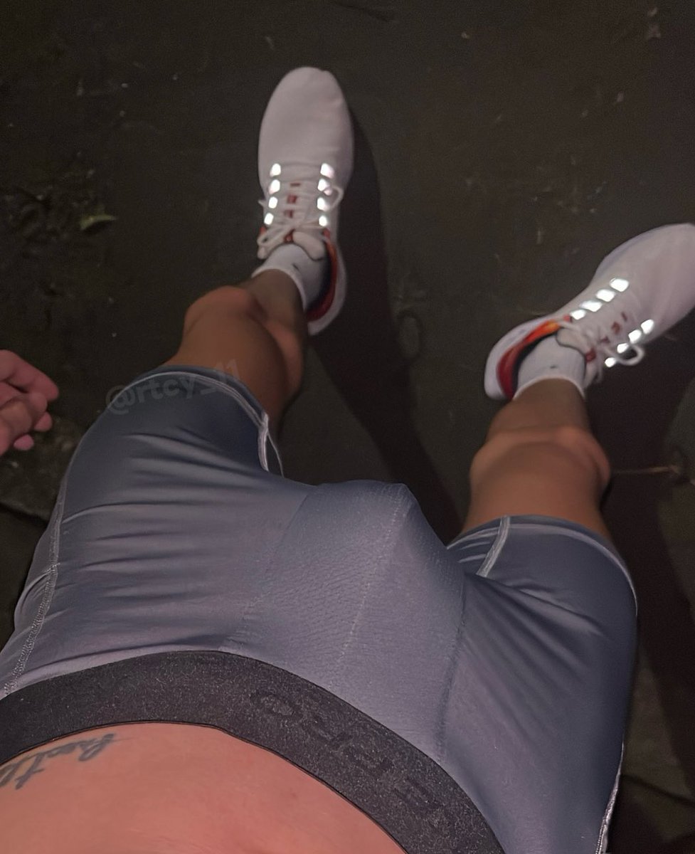 單穿nike緊身在學校跑步
結果被其他跑友行注目禮😈
-
#越被看越硬
#歡迎跑友報名💦