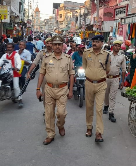 lalitpurpolice's tweet image. #Addlsp ललितपुर @kumaranil_ASP मय थाना कोतवाली पुलिस द्वारा धनतेरस व दीपावली त्योहार के तहत कानून एवं शांति व्यवस्था के दृष्टिगत कोतवाली के प्रमुख चौराहों, सर्राफा बाजार व अन्य प्रमुख स्थानों पर #FootPatrolling कर आमजन मानस को कराया सुरक्षा का एहसास ।