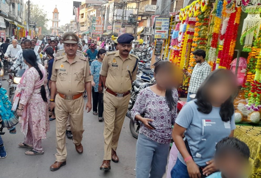 lalitpurpolice's tweet image. #Addlsp ललितपुर @kumaranil_ASP मय थाना कोतवाली पुलिस द्वारा धनतेरस व दीपावली त्योहार के तहत कानून एवं शांति व्यवस्था के दृष्टिगत कोतवाली के प्रमुख चौराहों, सर्राफा बाजार व अन्य प्रमुख स्थानों पर #FootPatrolling कर आमजन मानस को कराया सुरक्षा का एहसास ।