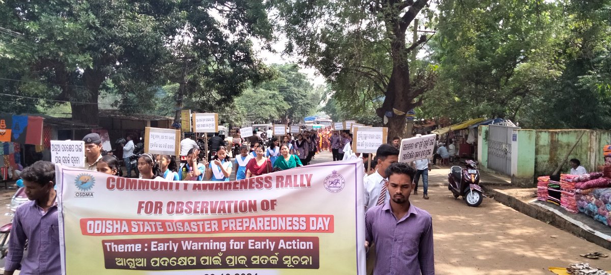DeocSubarnapur's tweet photo. Community Awareness Rally in Subarnapur district was conducted involving School/College students, AWWs, SHG members &amp; officials at 09.30 AM on 29.10.2024  to create awareness among public on disaster preparedness on the occasion of observation of D. P. Day 2024.
@osdmaodisha https://t.co/gqwLZxD2S9