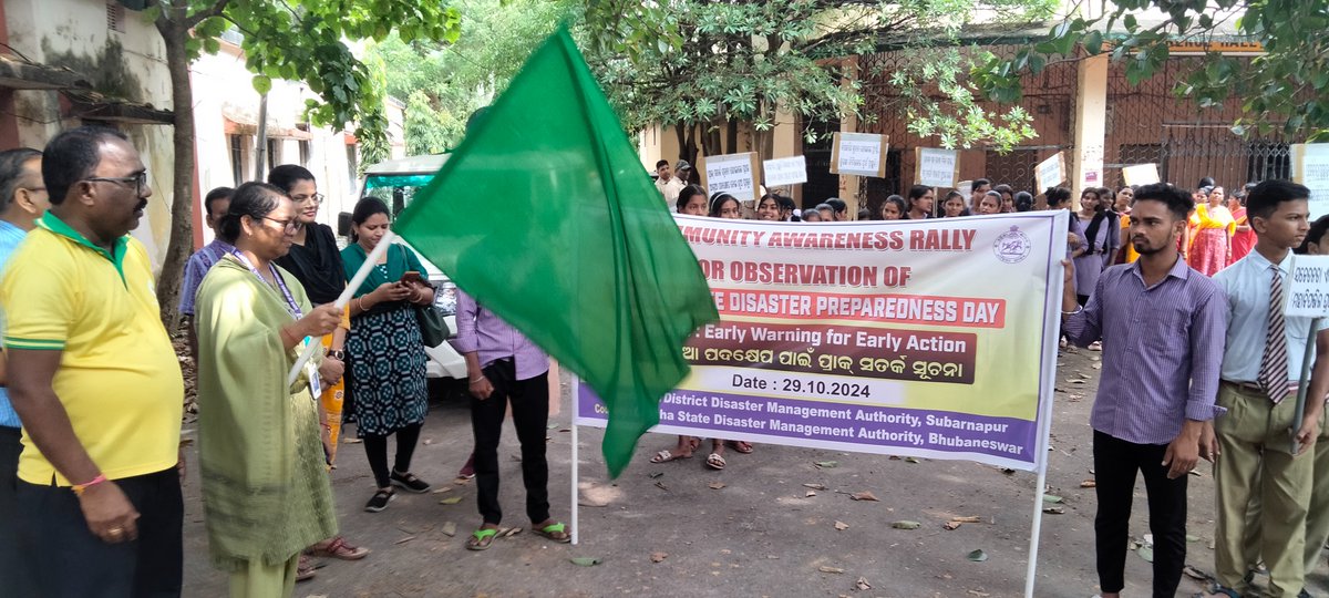 DeocSubarnapur's tweet photo. Community Awareness Rally in Subarnapur district was conducted involving School/College students, AWWs, SHG members &amp; officials at 09.30 AM on 29.10.2024  to create awareness among public on disaster preparedness on the occasion of observation of D. P. Day 2024.
@osdmaodisha https://t.co/gqwLZxD2S9