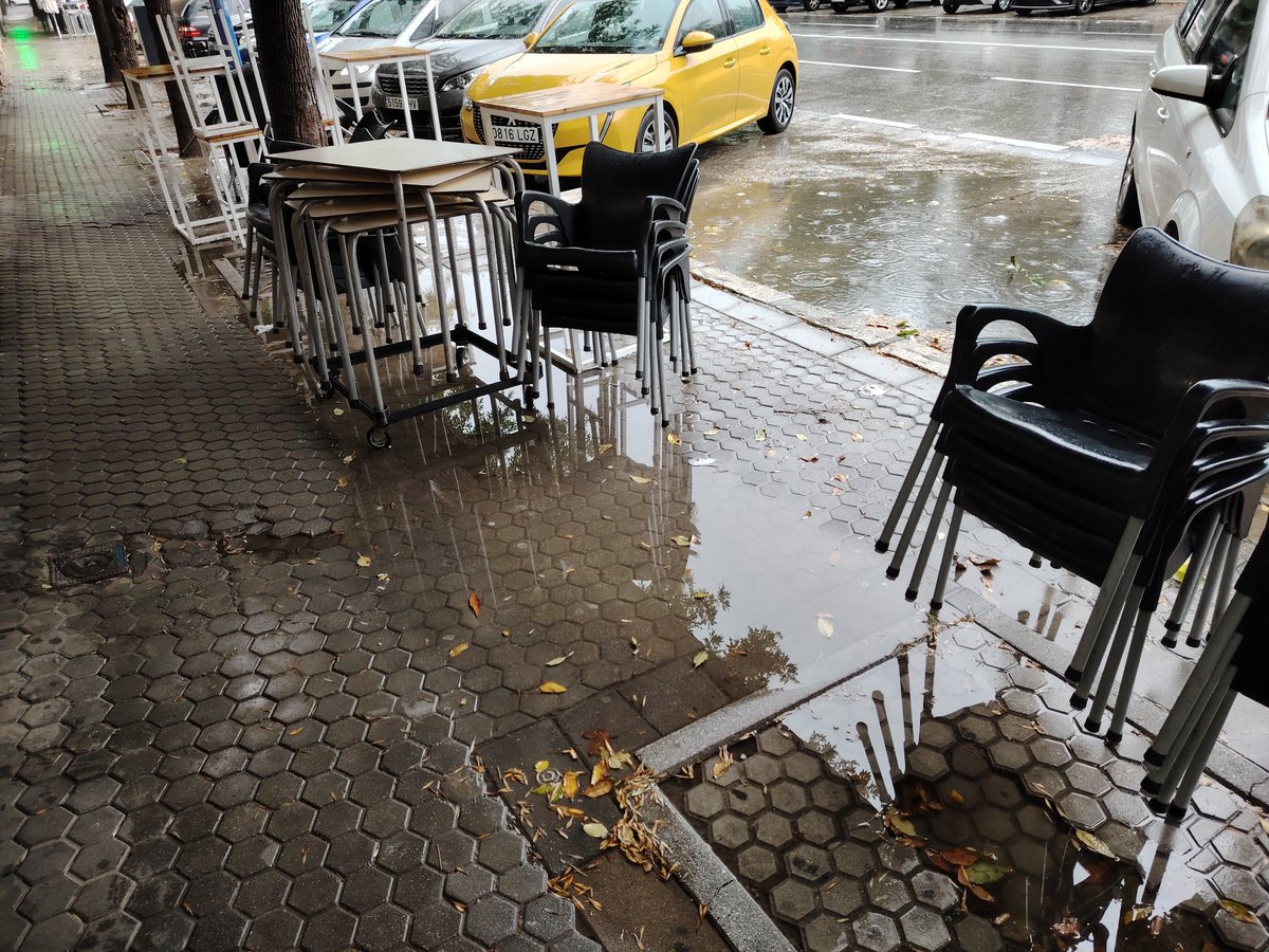 alberto_bot_bue's tweet photo. @puertochicosevilla Avda de la Raza 1 
De vergüenza pagando por tener veladores y que tengamos que tener la terraza recogida en días de lluvia porque se forma ese gran charco  @Ayto_Sevilla @jlsanzalcalde @urbanismosev 
@AlvaroPimentelS https://t.co/YHko1xTh0R
