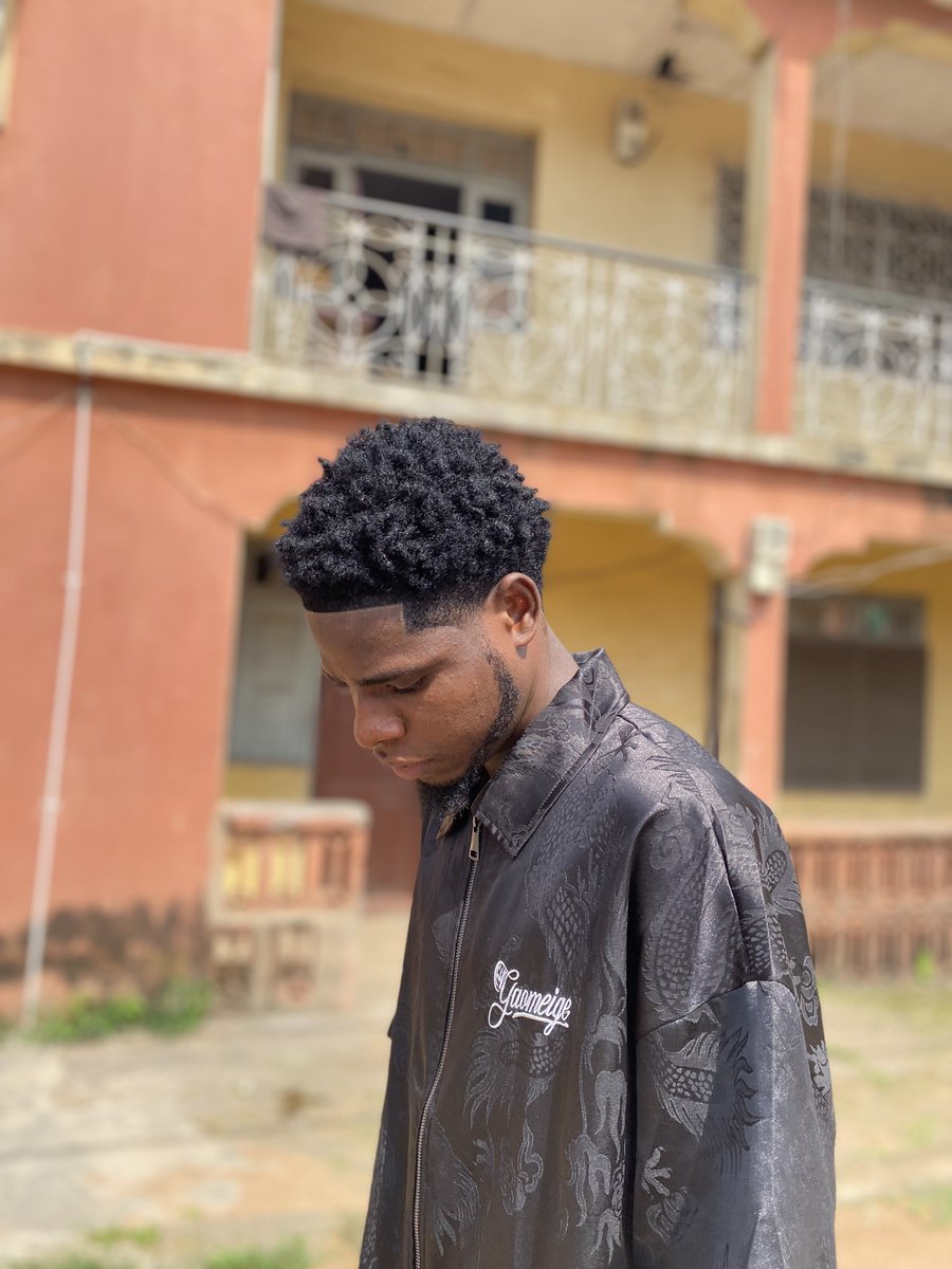 Tee_turch4's tweet photo. Gave him a low tapper fade ..#tapperfade https://t.co/PEf1X1Xcgd