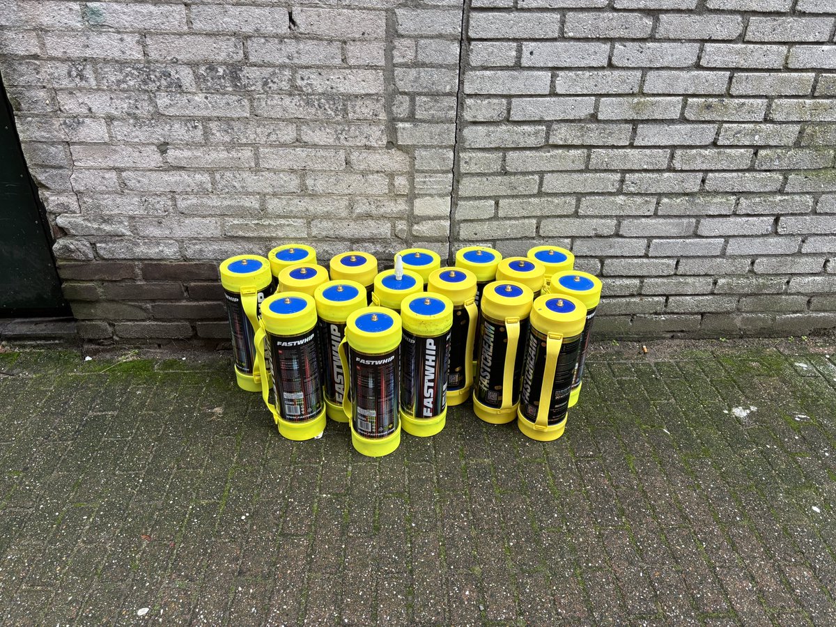 Ik zie een schrikbarende toename van lachgas flessen in de openbare ruimte .
Opmerkelijk aangezien het sinds januari 2023 op de lijst staat van verboden middelen volgens de opiumwet.