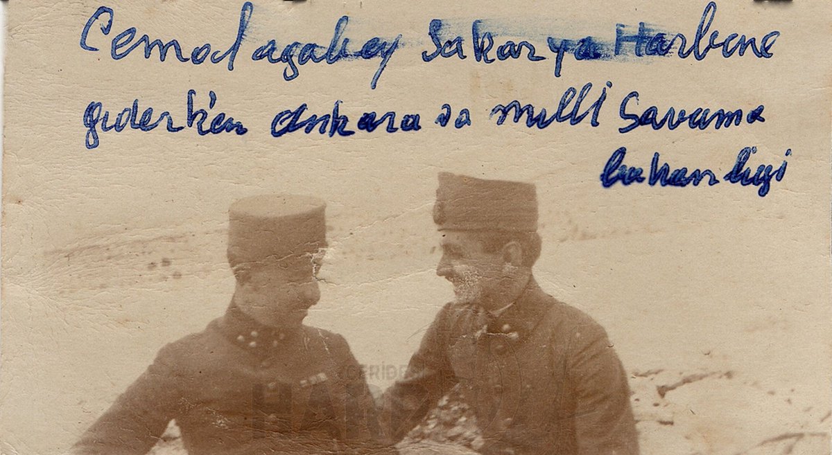 Türk İstiklâl Harbi'nde gerçekleşen Sakarya Meydan Muharebesi öncesi hatıra fotoğrafı çekilen Türk subayları, Ankara, 1921.

"Cemal Ağabey Sakarya Harbi'ne giderken Ankara'da Milli Savunma Bakanlığı"